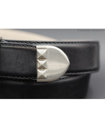 Black smooth leather belt with metal tip - detail