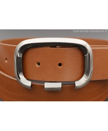 Open oval buckle camel belt - buckle detail